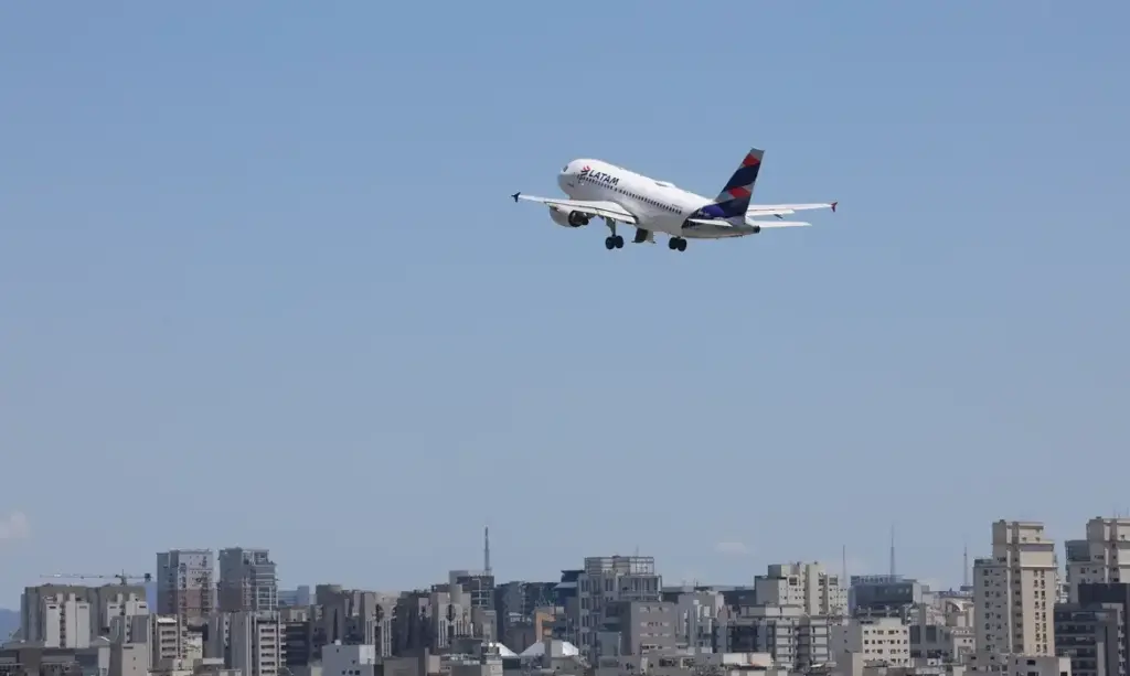 Cade investiga possível conluio de preços entre Latam e Gol no mercado aéreo