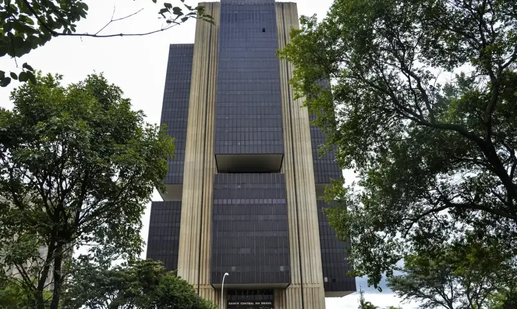 Banco Central corta juros para 14,5% em meio a pressões inflacionárias