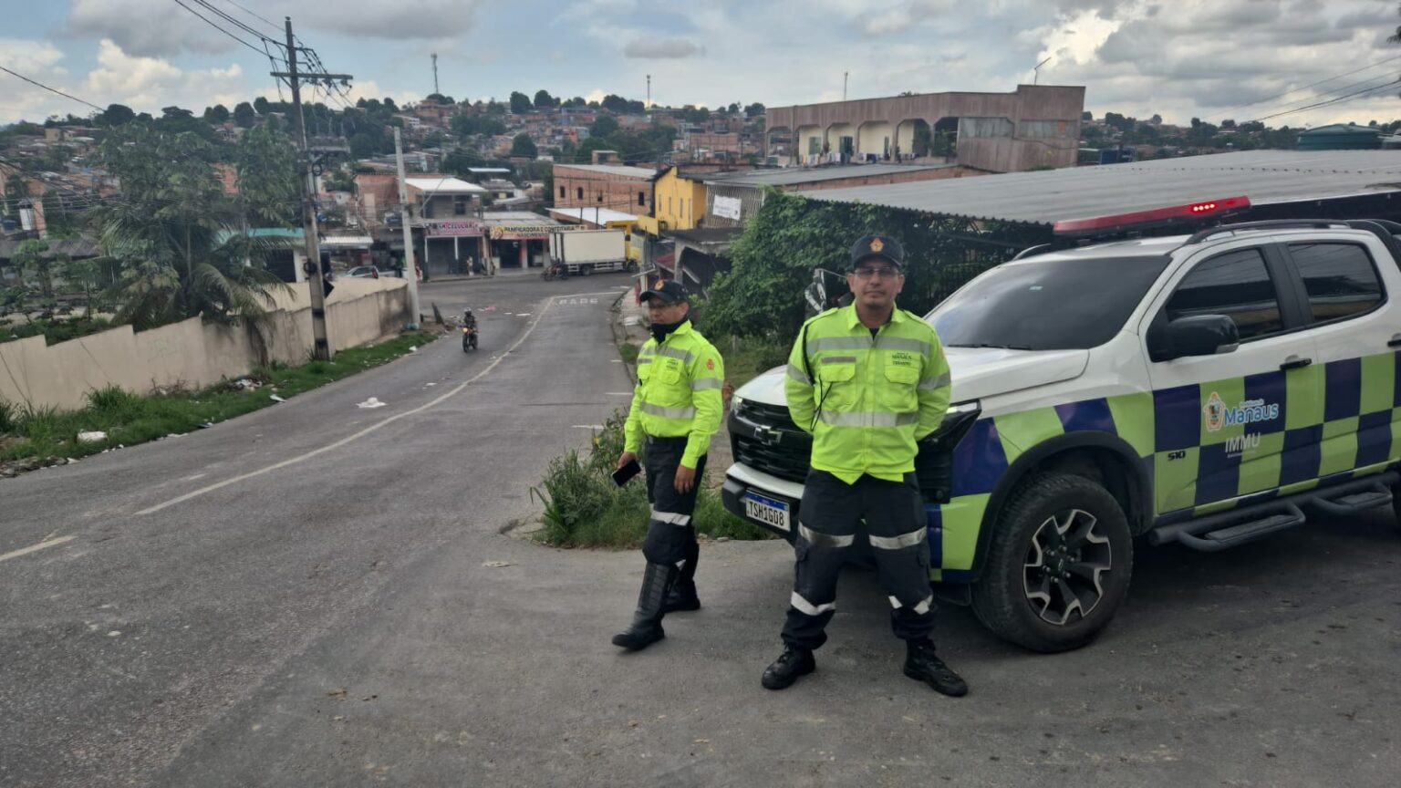 PREVENÇÃO DE ACIDENTES Fiscalização da Prefeitura de Manaus garante cumprimento de restrição a veículos pesados na rua Hibisco
