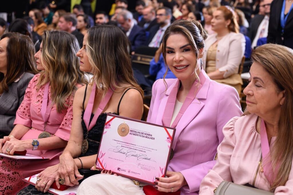 Primeira-dama Thaisa Cidade recebe honraria do TCE-AM em reconhecimento à atuação em favor das mulheres