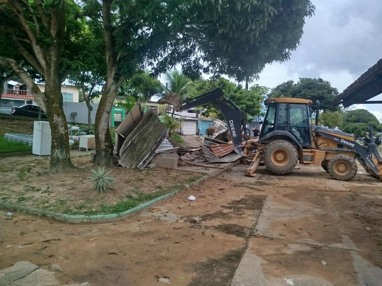 Prefeitura faz demolição de construções irregulares em praça do Dom Pedro