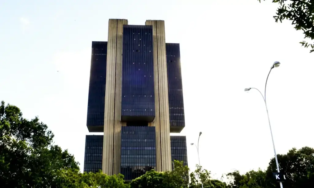 Copom mantém cautela na redução da Selic diante de tensões globais e inflação
