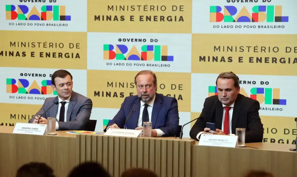 Governo anuncia subsídio para gasolina e diesel em resposta à alta do petróleo