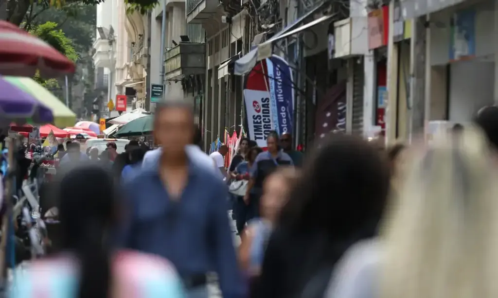 Desigualdade no mercado de trabalho: taxa de desemprego de pretos é 55% maior que a de brancos, aponta IBGE