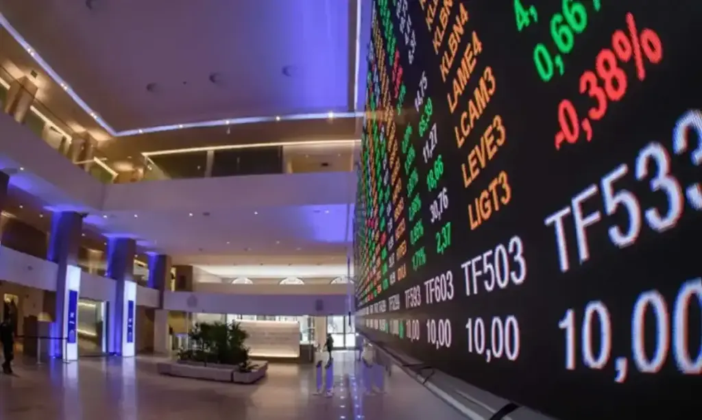 Bolsa brasileira encerra em baixa e dólar avança em meio a incertezas globais e locais