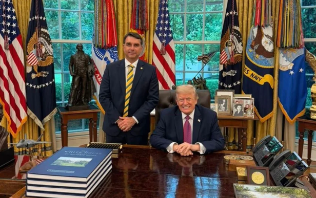 FLÁVIO E DONALD TRUMP Renião ocorre no Salão Oval da Casa Branca e encontro repercurte no meio político