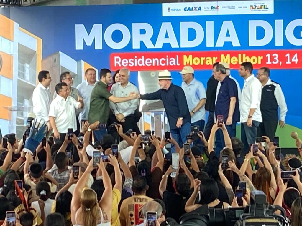 LULA EM MANAUS Presidente fica satisfeito ao ver multidão na entrega de apartamentos no Amazonas