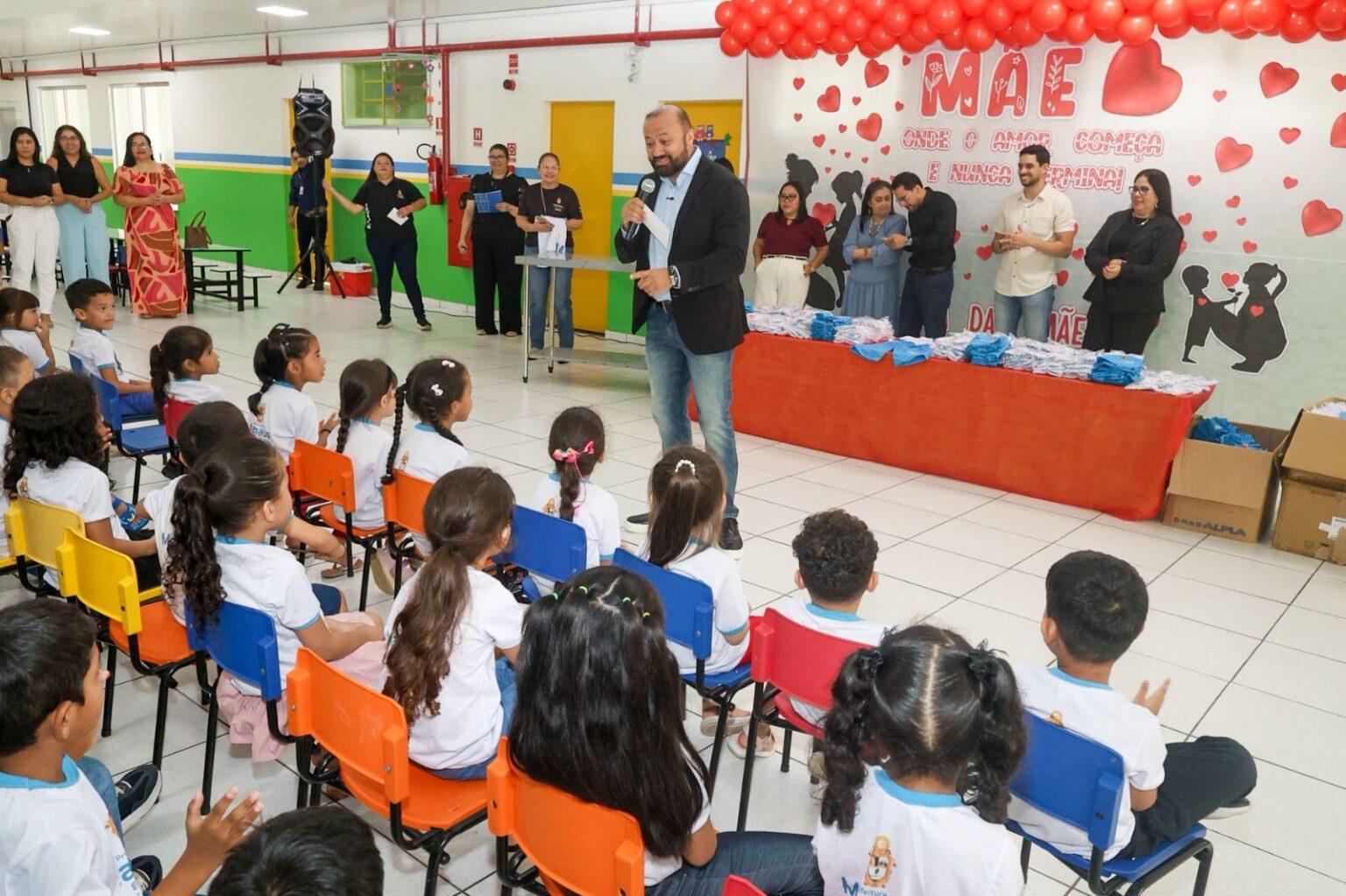 Prefeitura entrega de 390 mil fardamentos para educação infantil e 600 mesas de inox para fortalecer infraestrutura escolar