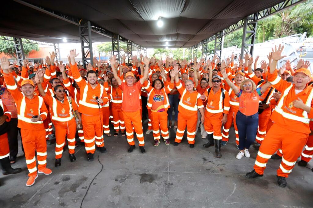 UNIFORMIZADO DE GARI prefeito Renato Junior entrega novos caminhões compactadores e exalta a força da limpeza pública de Manaus