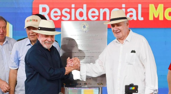 VICE-GOVERNADOR Serafim Corrêa acompanha entrega de moradias durante visita do presidente Lula a Manaus