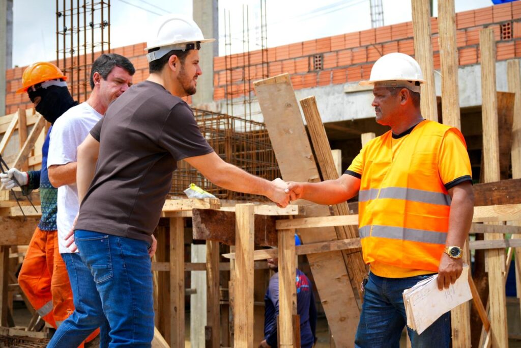 Prefeito Renato Junior fiscaliza obras da nova USF de Flores que será referência para mais de 66 mil famílias