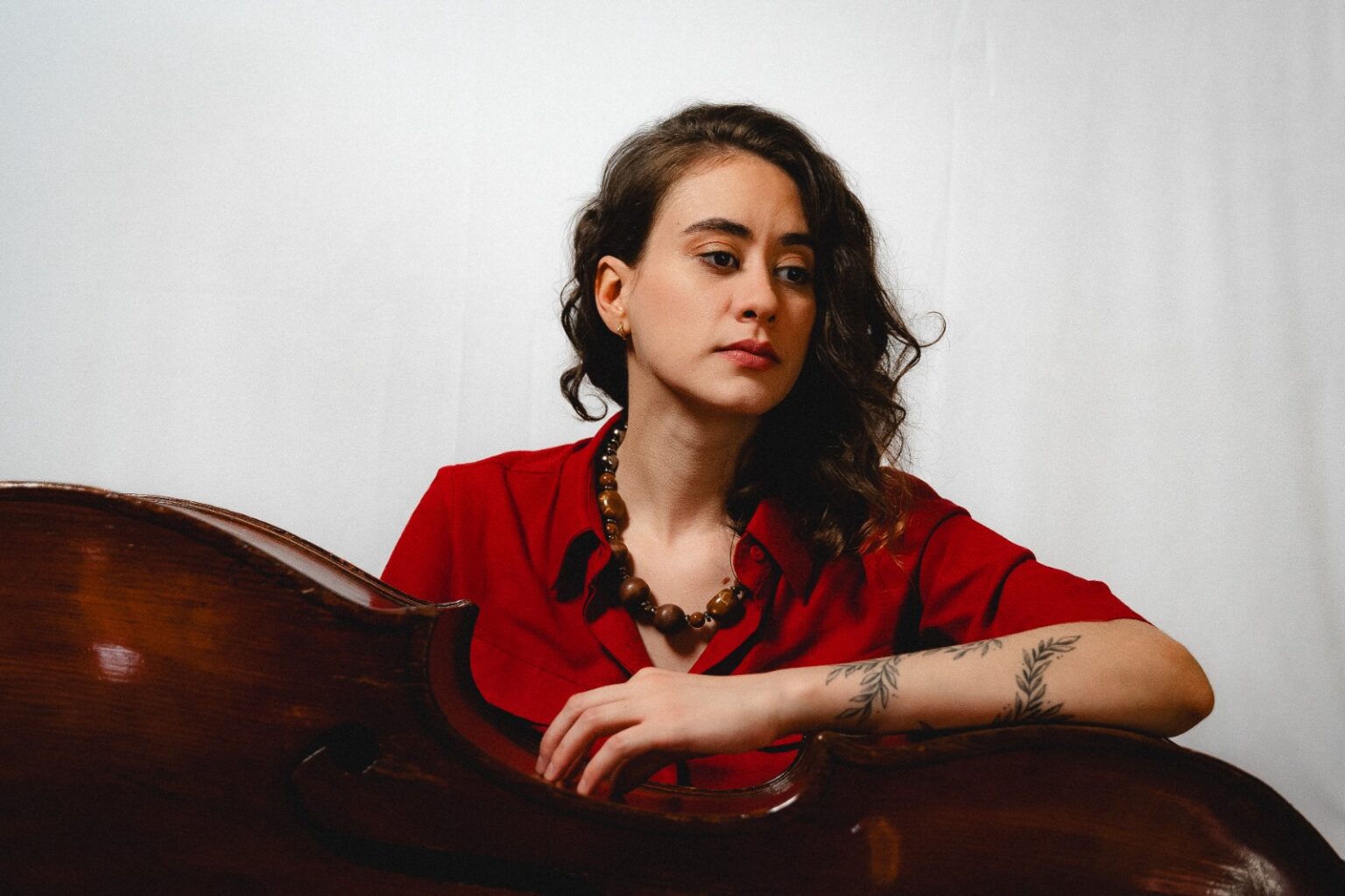 Nova ‘aposta’ do jazz nacional, saiba quem é a mineira e contrabaixista que já tocou com Alceu Valença e Toninho Horta