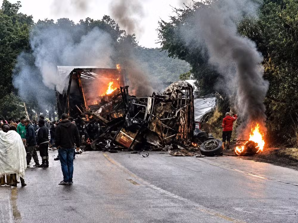 Tragédia na BR-251: colisão entre ônibus e carreta provoca incêndio e deixa mortos no Norte de Minas Gerais