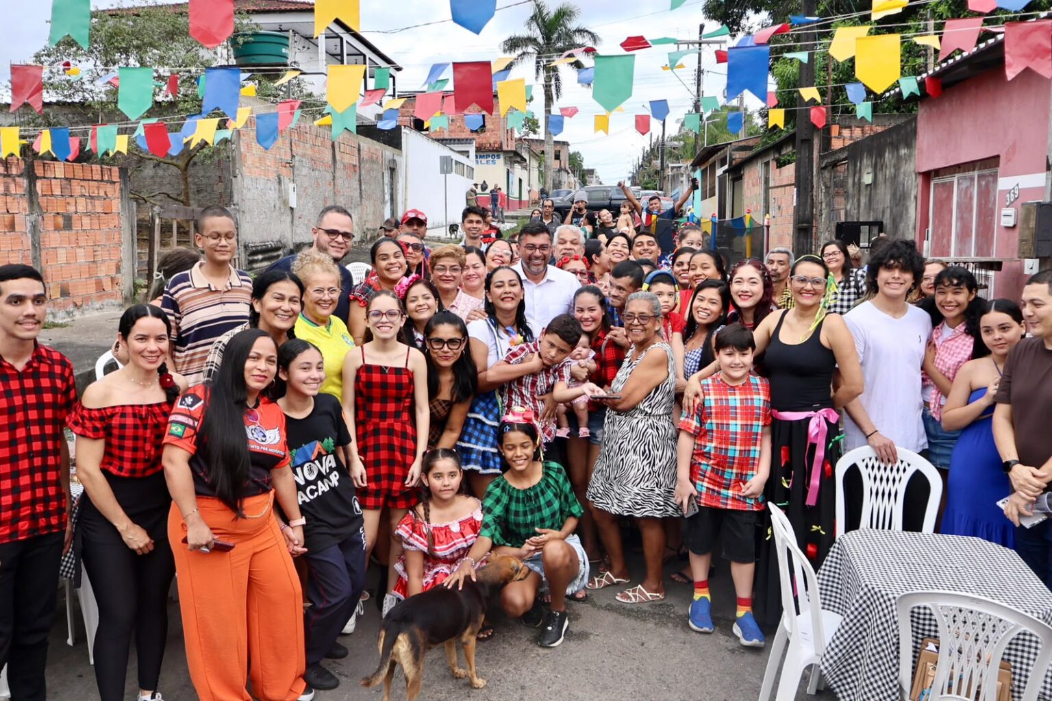 WILSON LIMA é cercado por mães em Arraial das famílias atípicas que agradecem pela implantação dos Caics TEA e Caic TEA Juventude