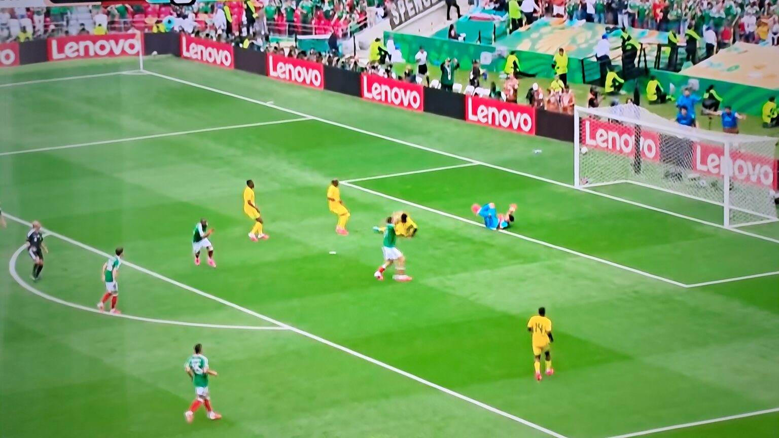 MÉXICO 2 x 0 ÁFRICA DO SUL Mexicanos fazem a festa na vitória dentro do moderno estádio azteca