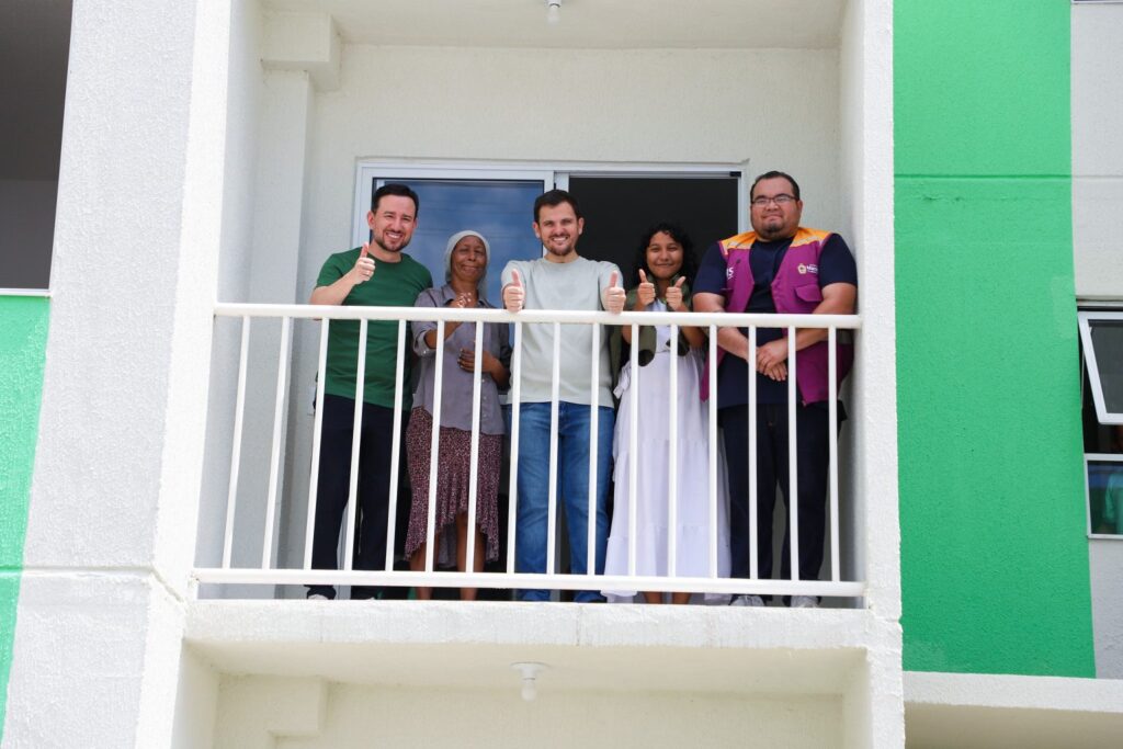 Prefeito Renato Junior entrega mobílias às famílias do residencial Morar Melhor 15 e reforça compromisso com política habitacional em Manaus