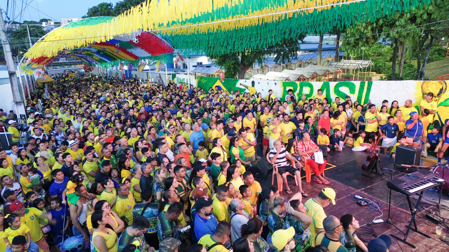 RUAS DA COPA Prefeitura leva estrutura e garante diversão às famílias e fortalece o comércio local
