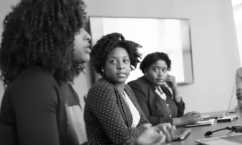 Jovens negras enfrentam desemprego recorde e salários menores, aponta estudo