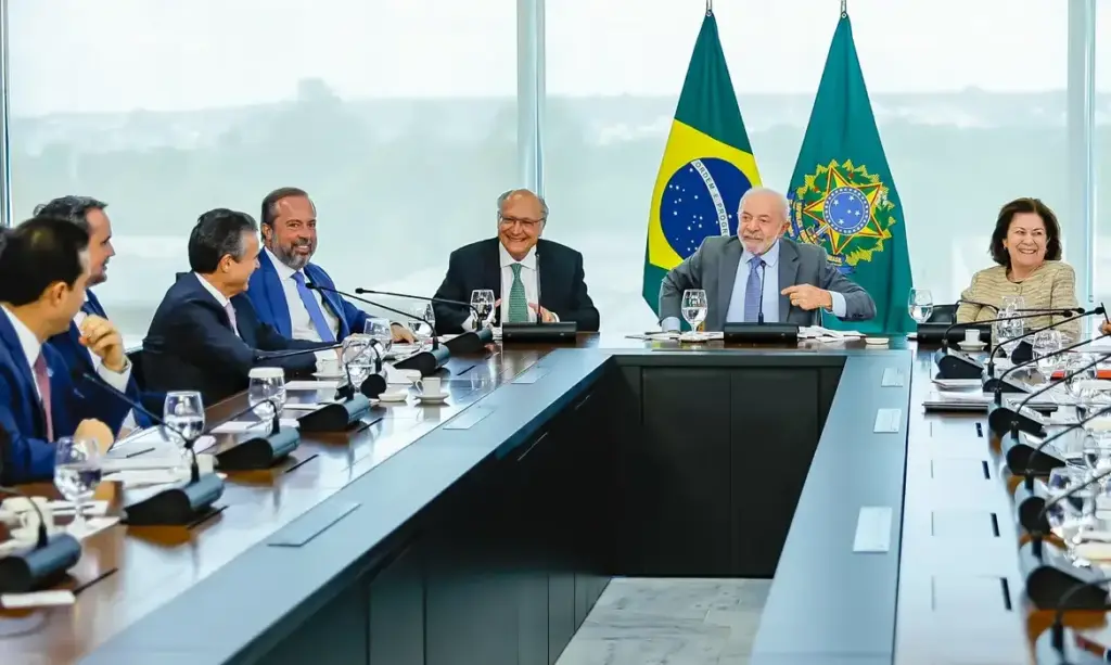 Gasolina brasileira pode ter mais etanol: entenda o aumento proposto para 32%