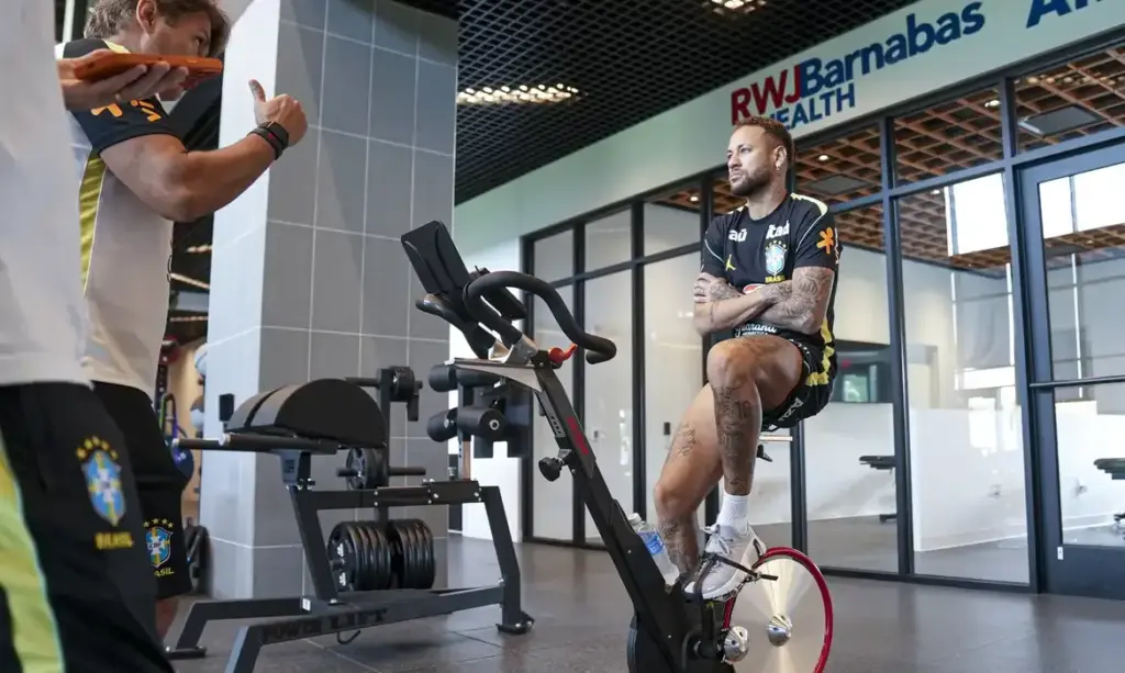 Neymar segue fora dos treinos da seleção brasileira após novo exame