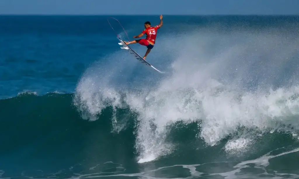 Surf em Saquarema: Brasil garante vaga nas semifinais masculinas e busca título