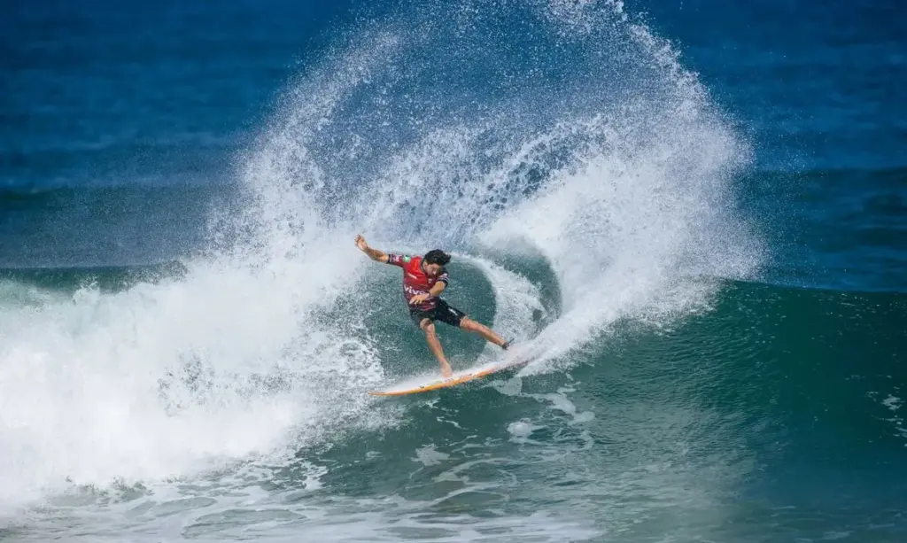 Surfistas brasileiros dominam etapa da WSL em Saquarema rumo às semifinais