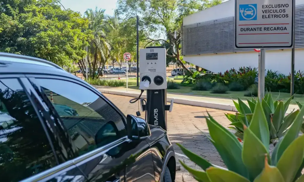 Governo mantém alta de impostos para carros elétricos e recria cota zero para peças