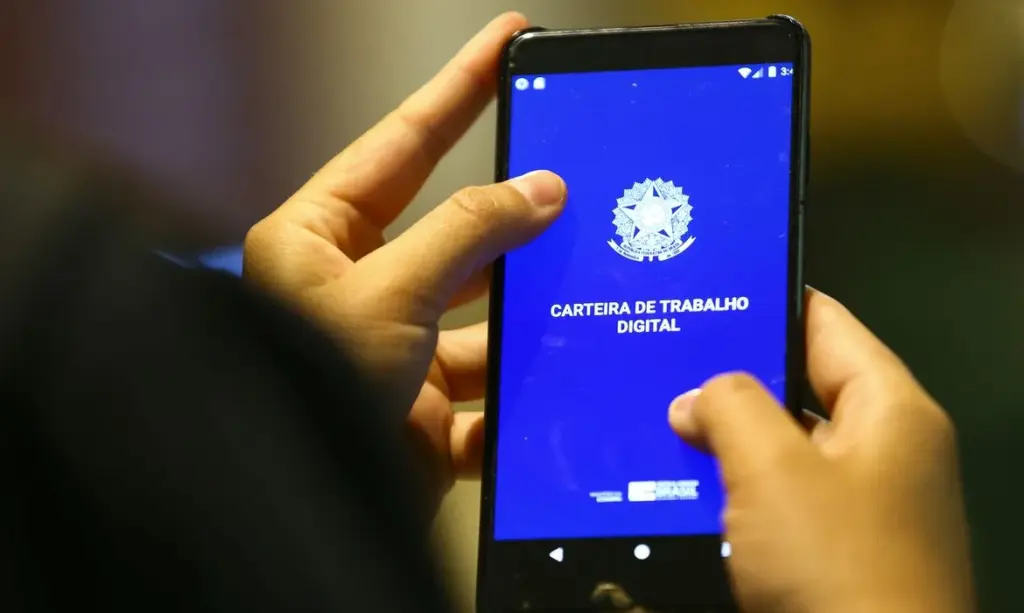 Mercado de trabalho formal no Brasil expande 3,6% em um ano, impulsionado pelo setor público