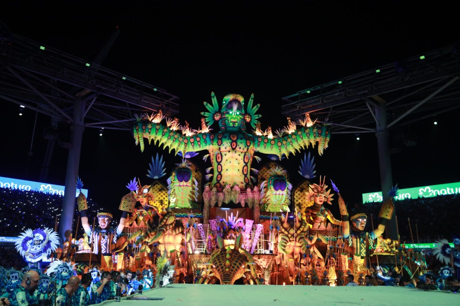 Festival de Parintins 2026: Boi Caprichoso abre primeira noite celebrando Parintins e as raízes de seu povo