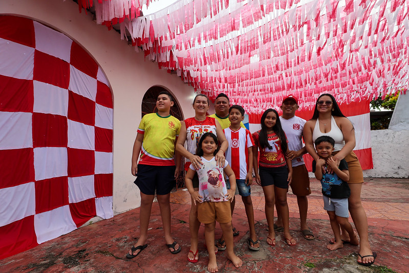 Festival de Parintins 2026: Moradores mantêm tradição de enfeitar as casas e receber o Garantido durante a Ladainha
