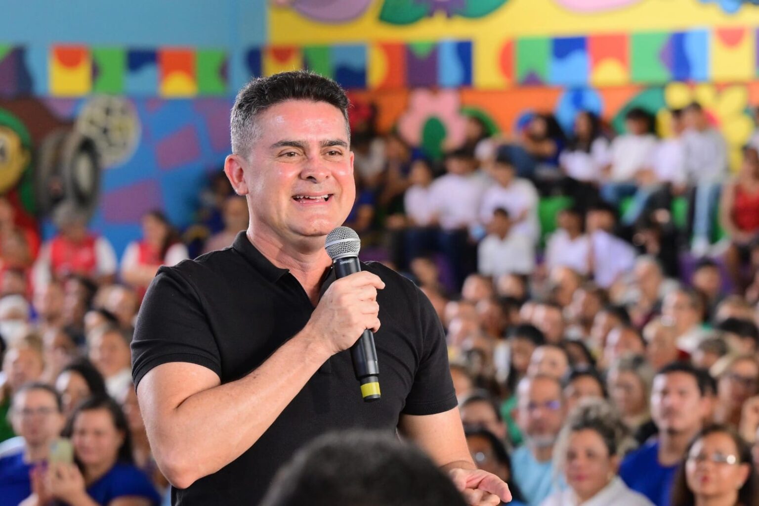 PESQUISA INSTITUTO EFICAZ David Almeida cresce, encosta em Omar Aziz e acirra disputa pelo Governo do Amazonas