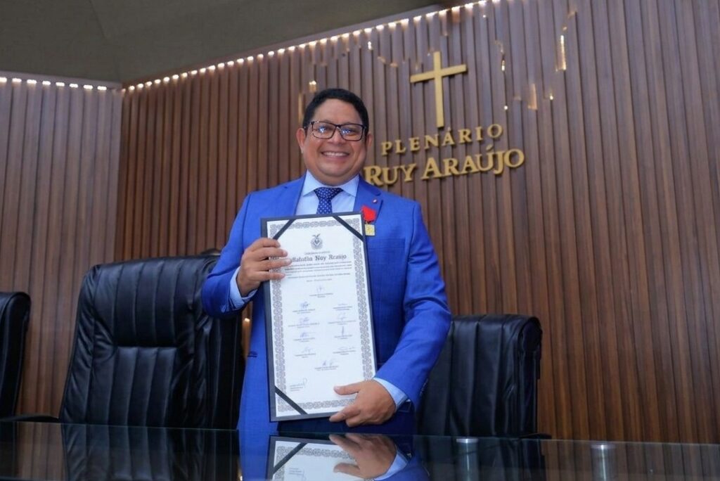 Prefeito de Tabatinga recebe Medalha Ruy Araújo, maior honraria da Aleam