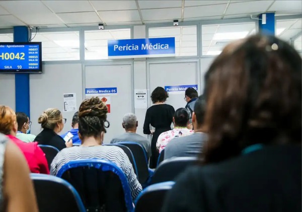 Filas do INSS ultrapassam 765 mil pedidos atrasados e expõem segurados à perda de direitos