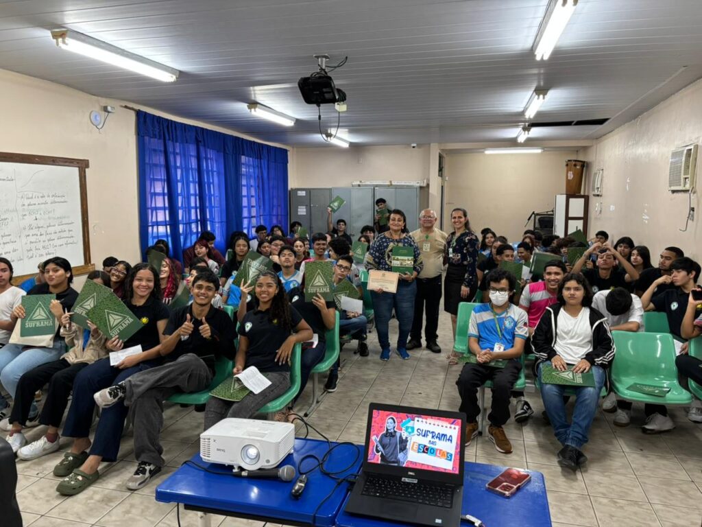 Suframa amplia ações de conscientização sobre a Zona Franca em escola e universidade de Manaus