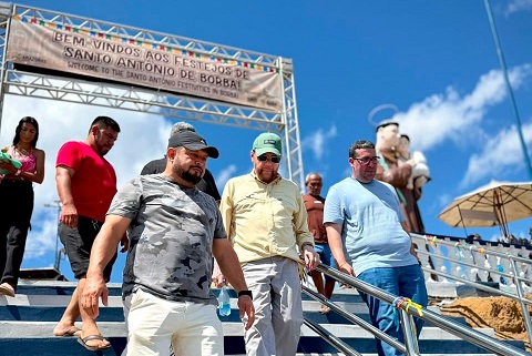 SENADOR PLÍNIO VALÉRIO participa da procissão de Santo Antônio no município de Borba