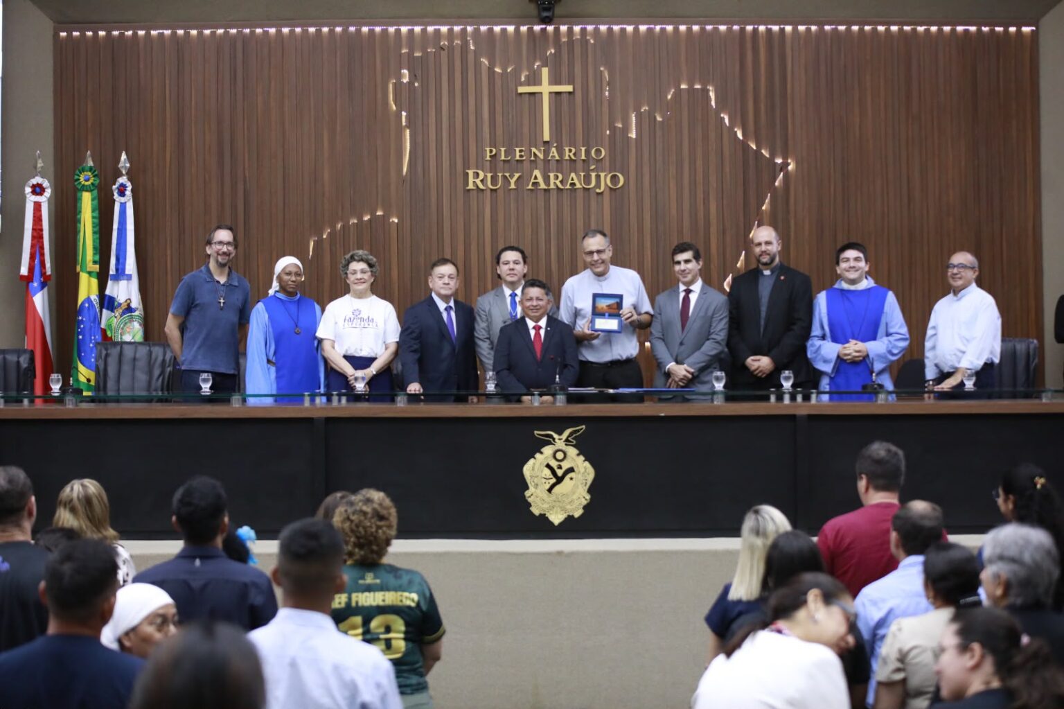 Sinésio Campos homenageia os 25 anos da Fazenda da Esperança e entrega Título de Cidadão do Amazonas ao padre Vinícius Gouvêa
