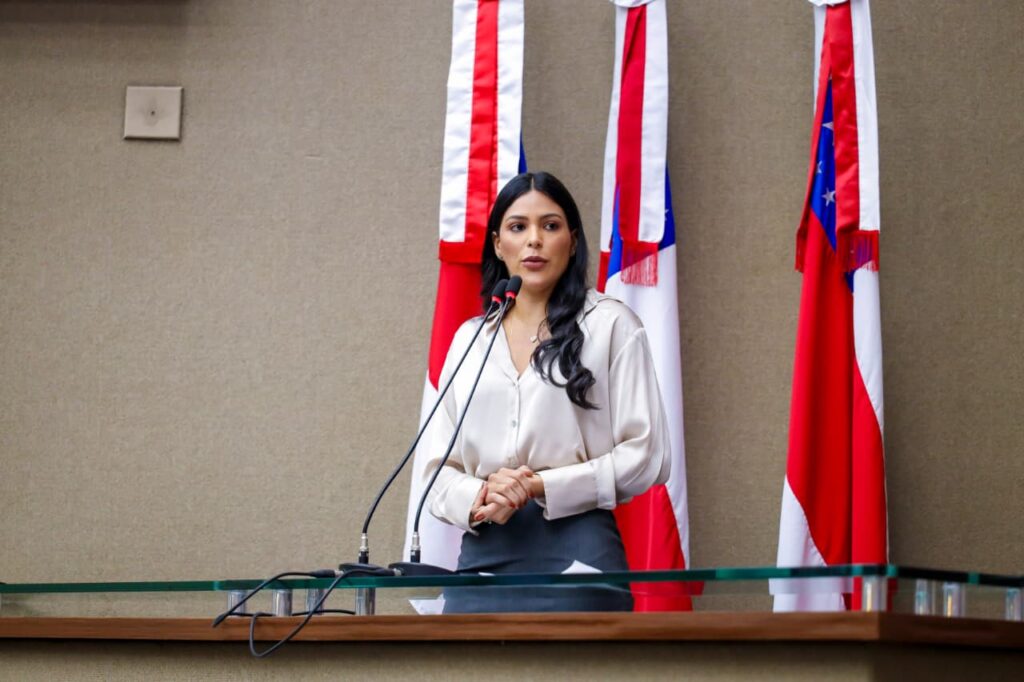 Em discurso na Aleam, Mayra Dias cobra reforma urgente em escolas de Parintins e data-base dos professores