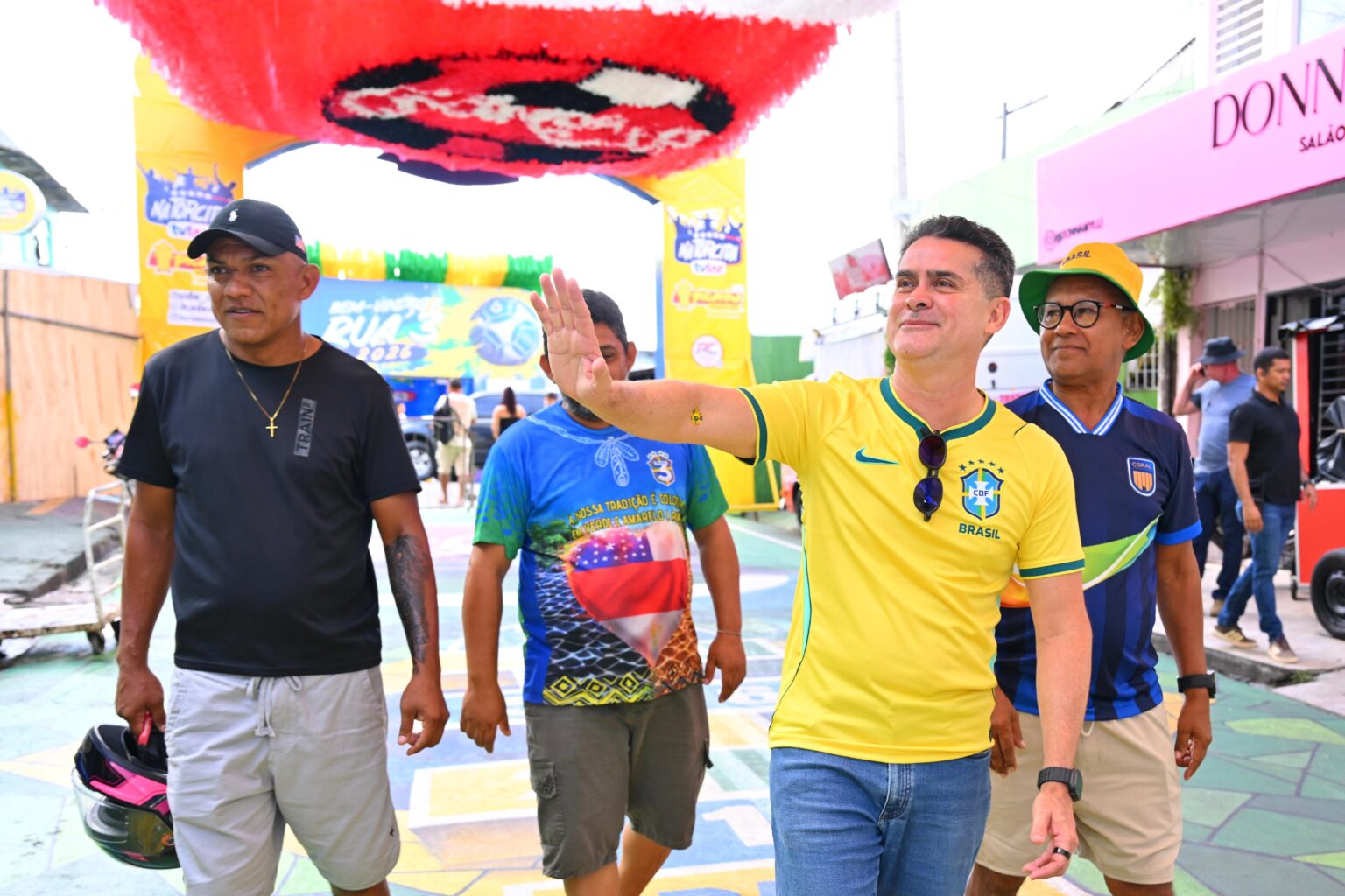 David Almeida destaca geração de renda e força das comunidades durante visita à Rua da Copa no Alvorada