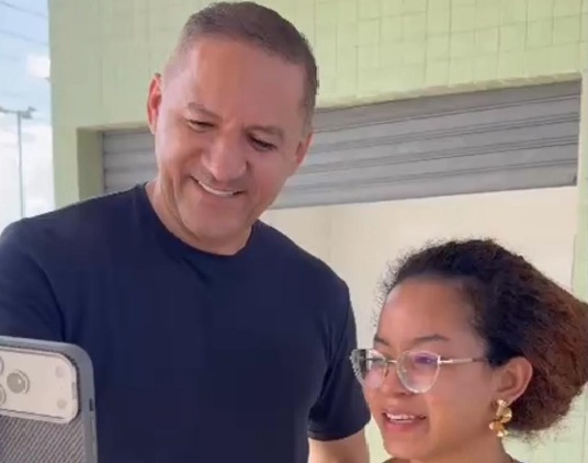 Prefeito Renato Junior se solidariza com vendedora de açaí e garante box comercial para o sustento da família