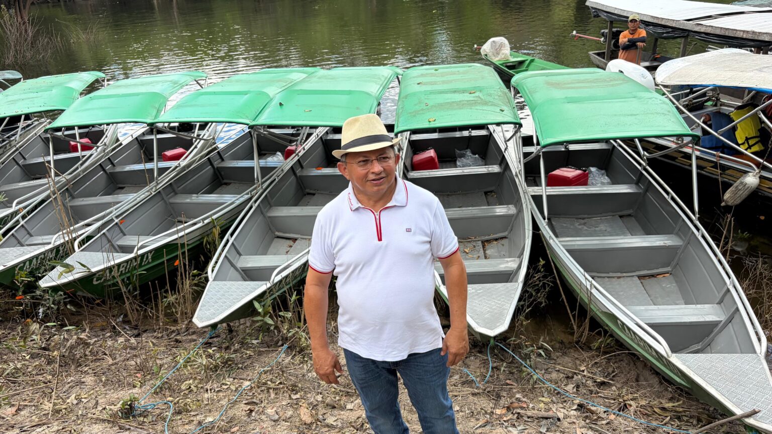 Sinésio Campos entrega casa de farinha mecanizada e voadeiras para fortalecer produtores em Manicoré