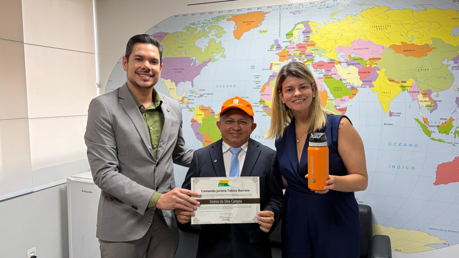 Sinésio Campos recebe Comenda Tobias Barreto em reconhecimento à atuação pública no Amazonas