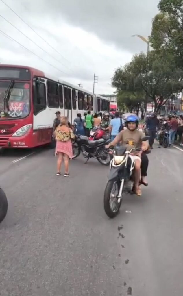 Jovem morr3 em acidente com ônibus na zona Leste de Manaus