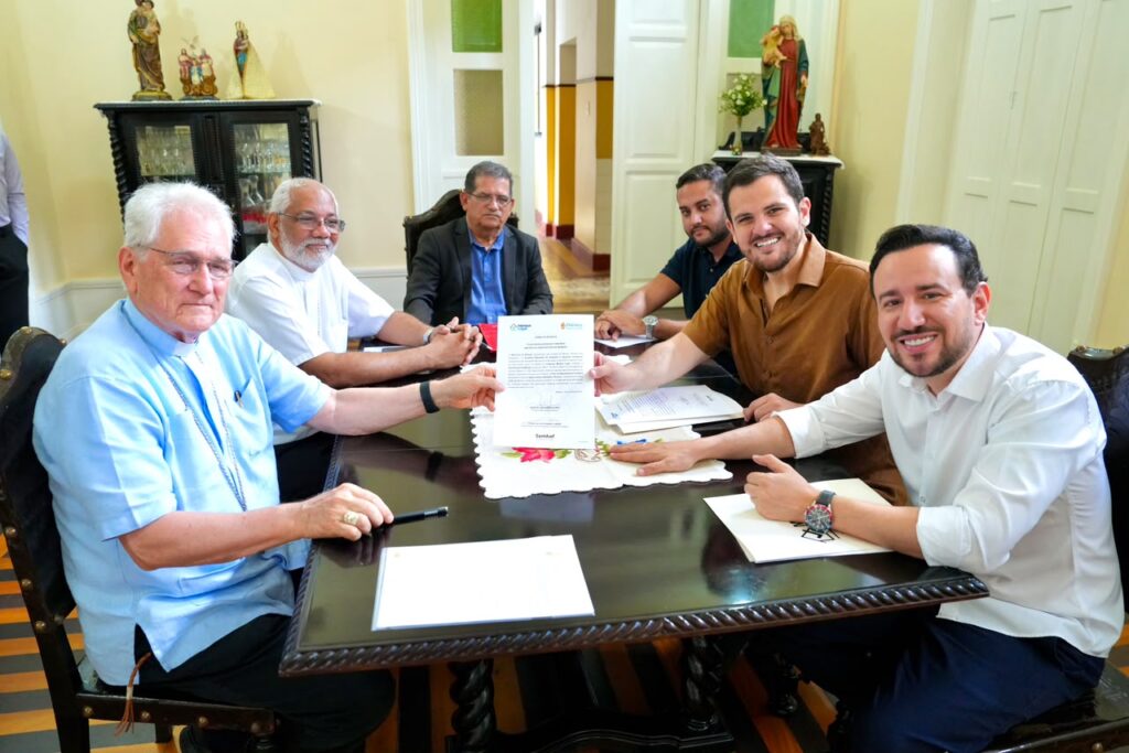 Prefeito Renato Junior garante fim de burocracia histórica com entrega de títulos definitivos de imóveis para a igreja católica