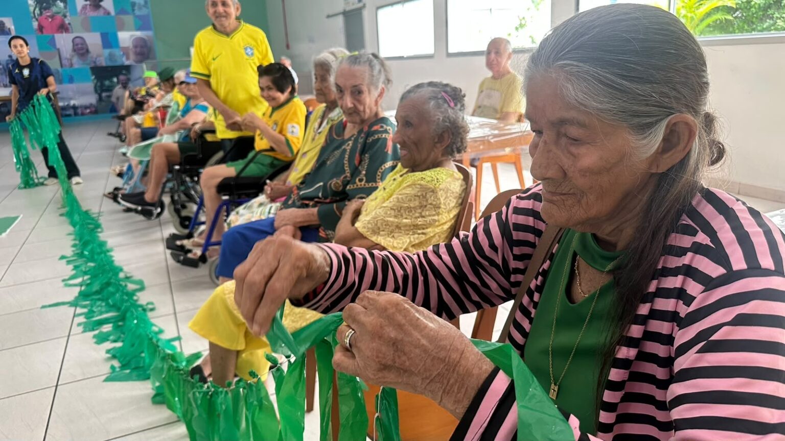 Prefeitura de Manaus promove atividade temática da Copa do Mundo para estimular memória e autonomia de idosos da FDT