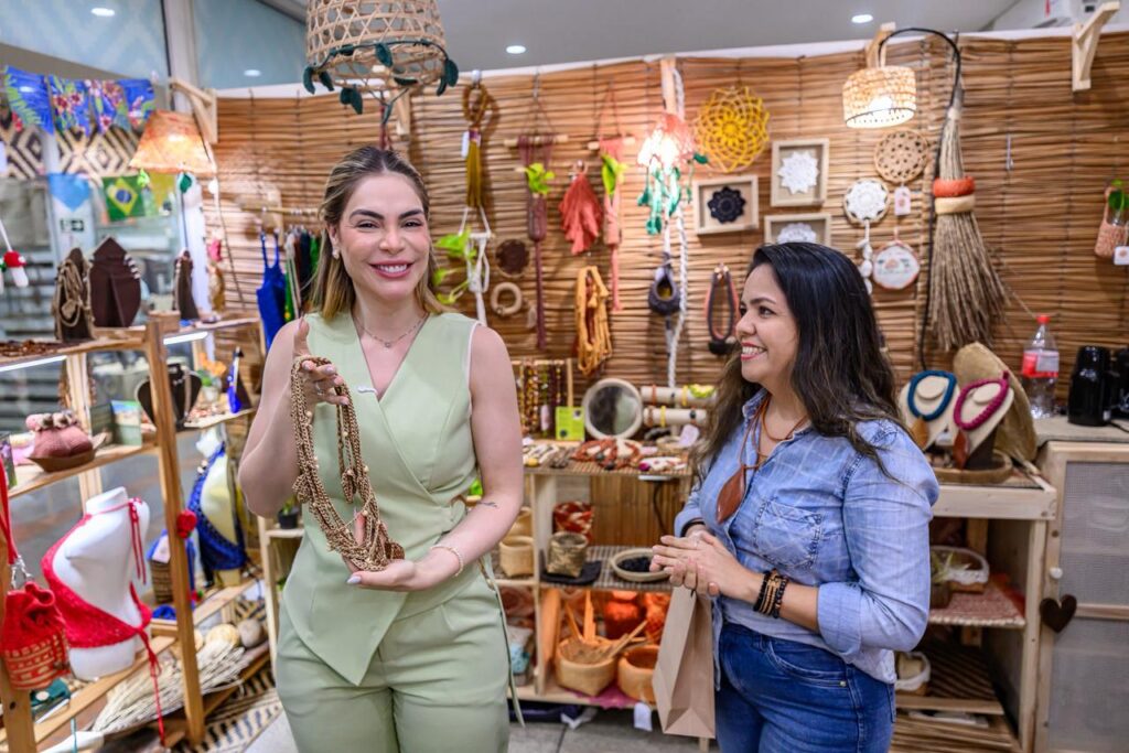 Primeira-dama Thaisa Cidade visita Shopping do Artesanato e destaca geração de renda para empreendedores amazonenses