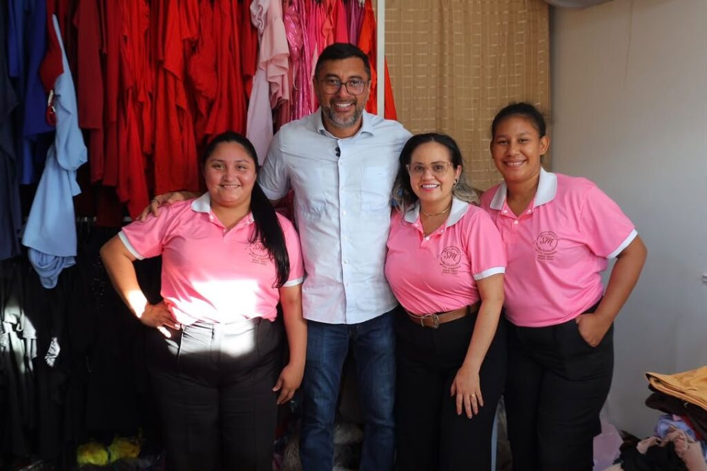 No aniversário de Barreirinha, Wilson Lima reencontra empreendedoras que transformaram seus negócios com o Crédito Rosa