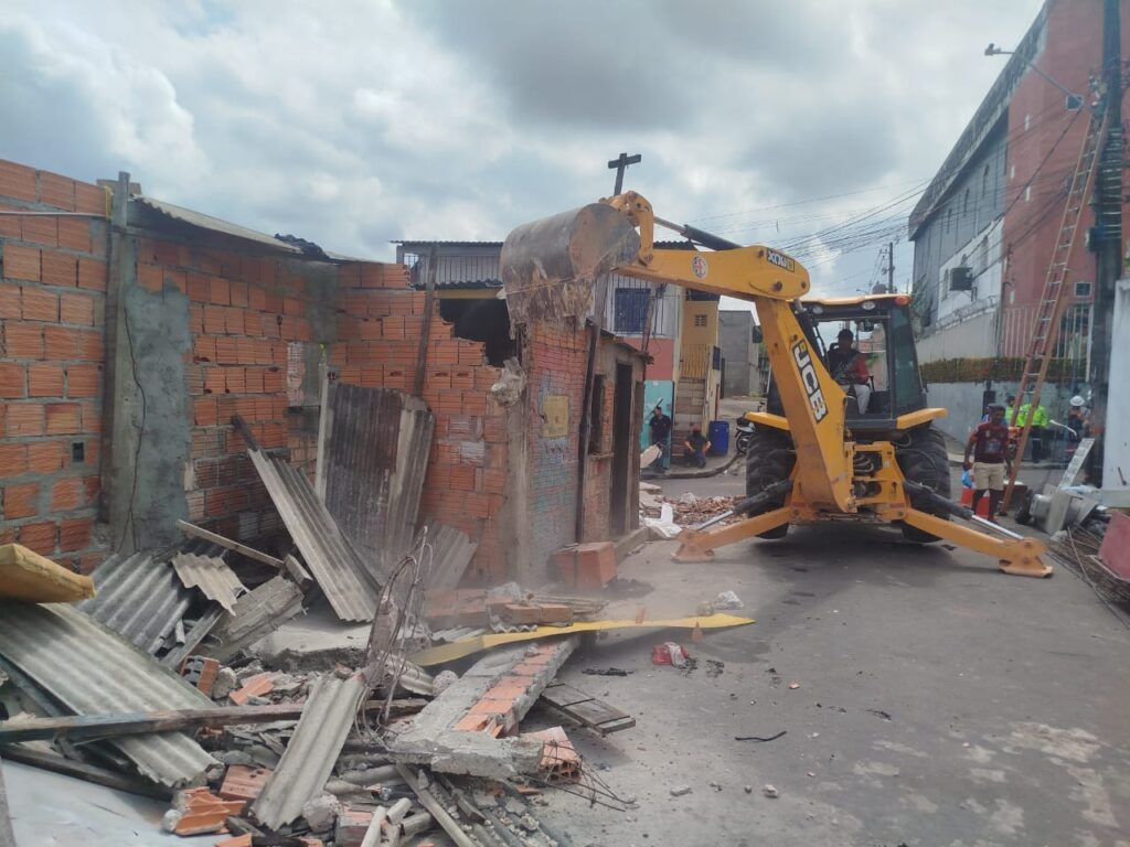 Ação integrada da Prefeitura de Manaus faz demolição de boxes construídos em calçada no Jorge Teixeira