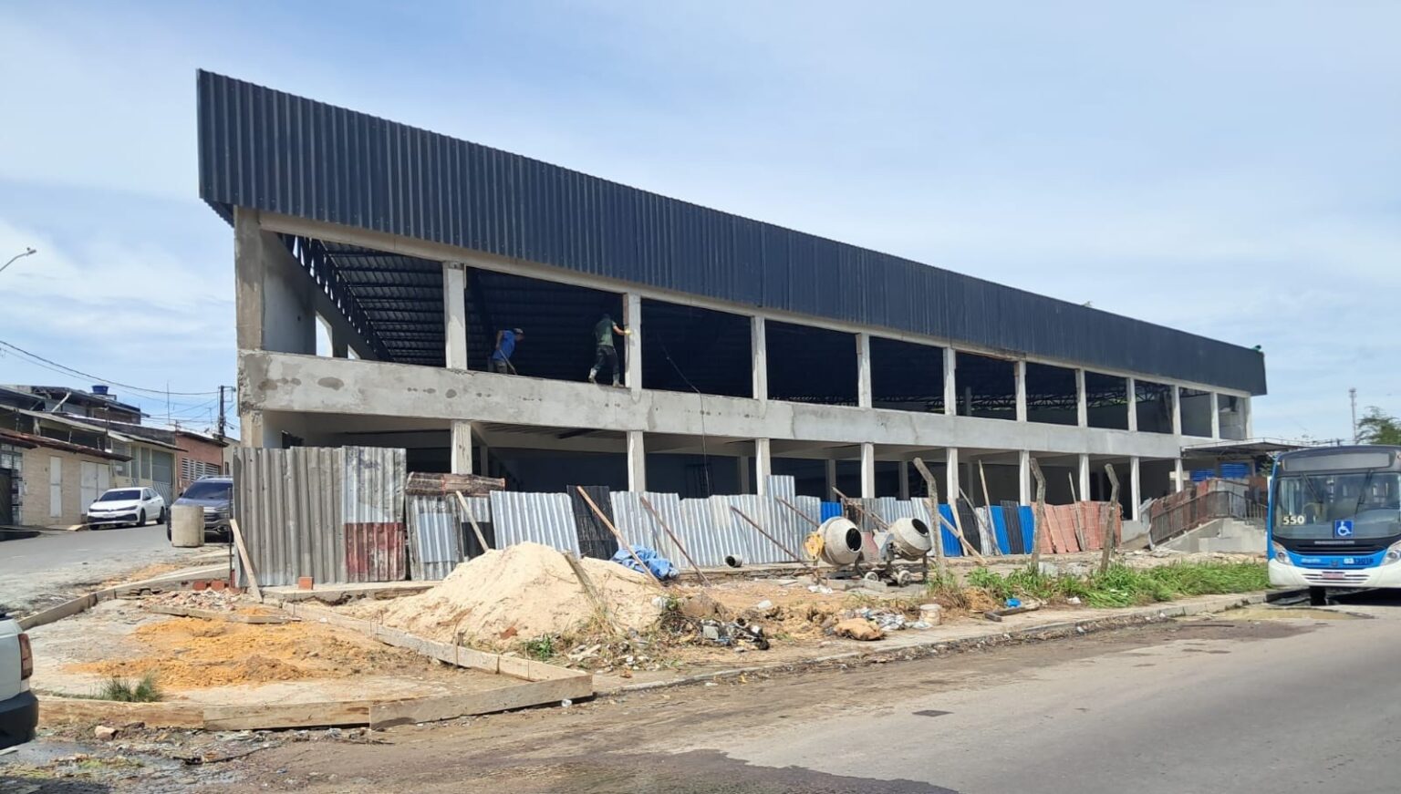 Prefeitura de Manaus embarga obra irregular identificada durante plantão em ponto facultativo na zona Norte