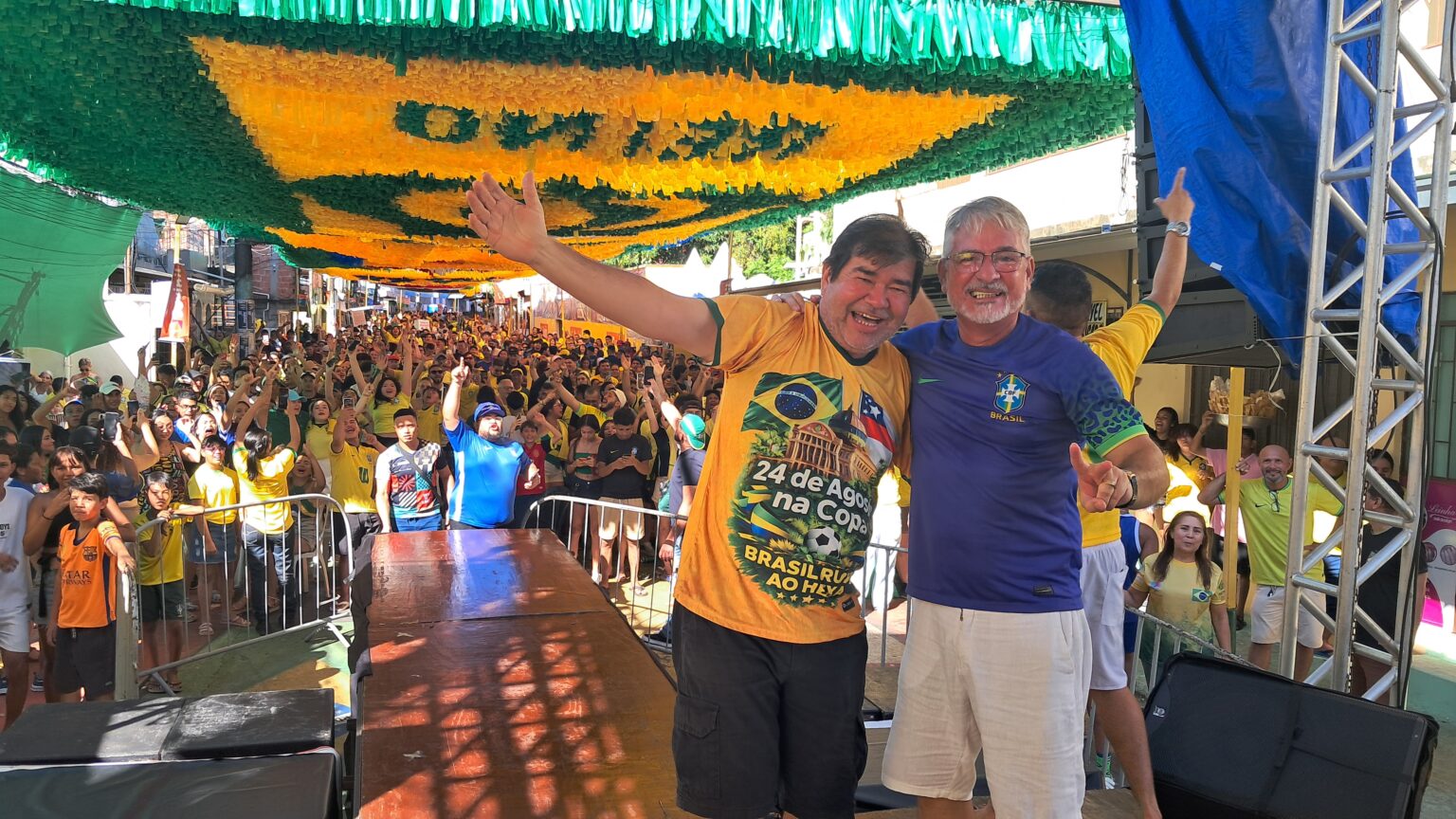 EDUARDO E NEILO recepcionam torcedores do Brasil na Rua da Copa do Morro da Liberdade