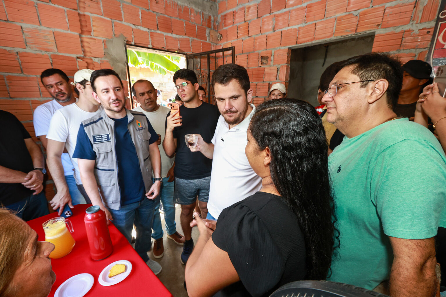 Prefeito Renato Junior leva ‘Casa Manauara’ ao Jorge Teixeira e realiza sonho da casa digna da costureira Kelly Gomes Boneterre